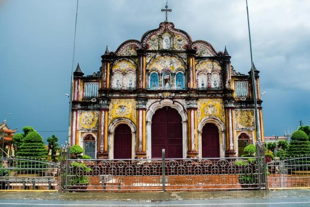 Kh&aacute;m ph&aacute; nh&agrave; thờ Quất L&acirc;m đầy cổ k&iacute;nh.